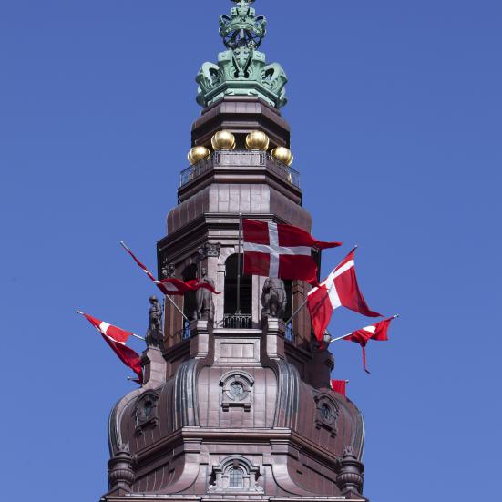 Folketingets tårn med flag.