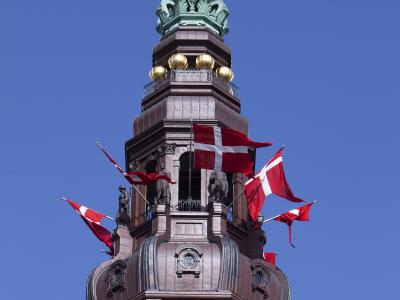 Folketingets tårn med flag.